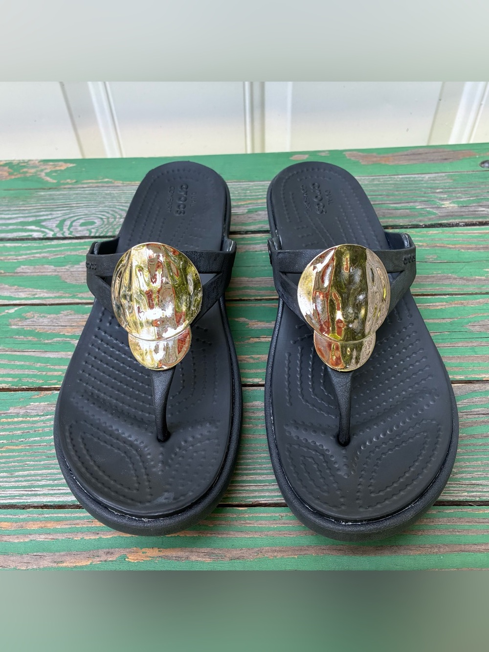 Crocs Sanrah Liquid Metallic Wedge Flip Flops Sandals Black/Silver Womens Sz 8